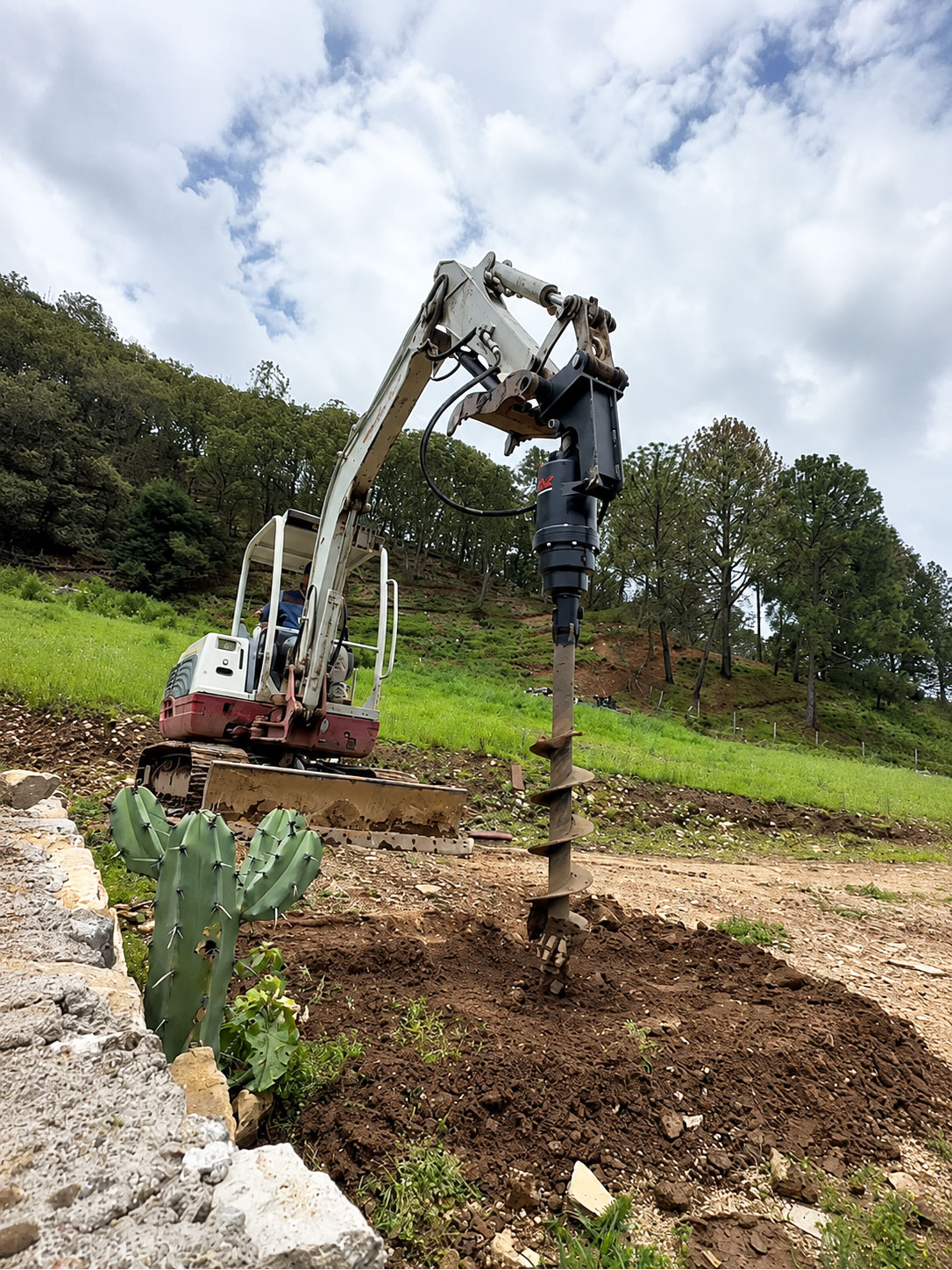 Takeuchi TB235 con barrena-1