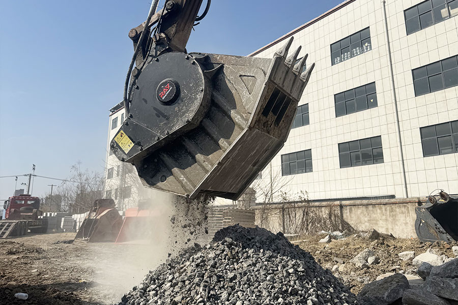 La metalurgia del tiempo de actividad: por qu&eacute; RAY Attachments utiliza Baosteel NM400 y Mn18Cr2 para la serie de cucharas trituradoras 2026