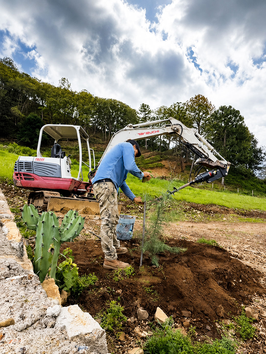 Takeuchi TB235 con barrena-2